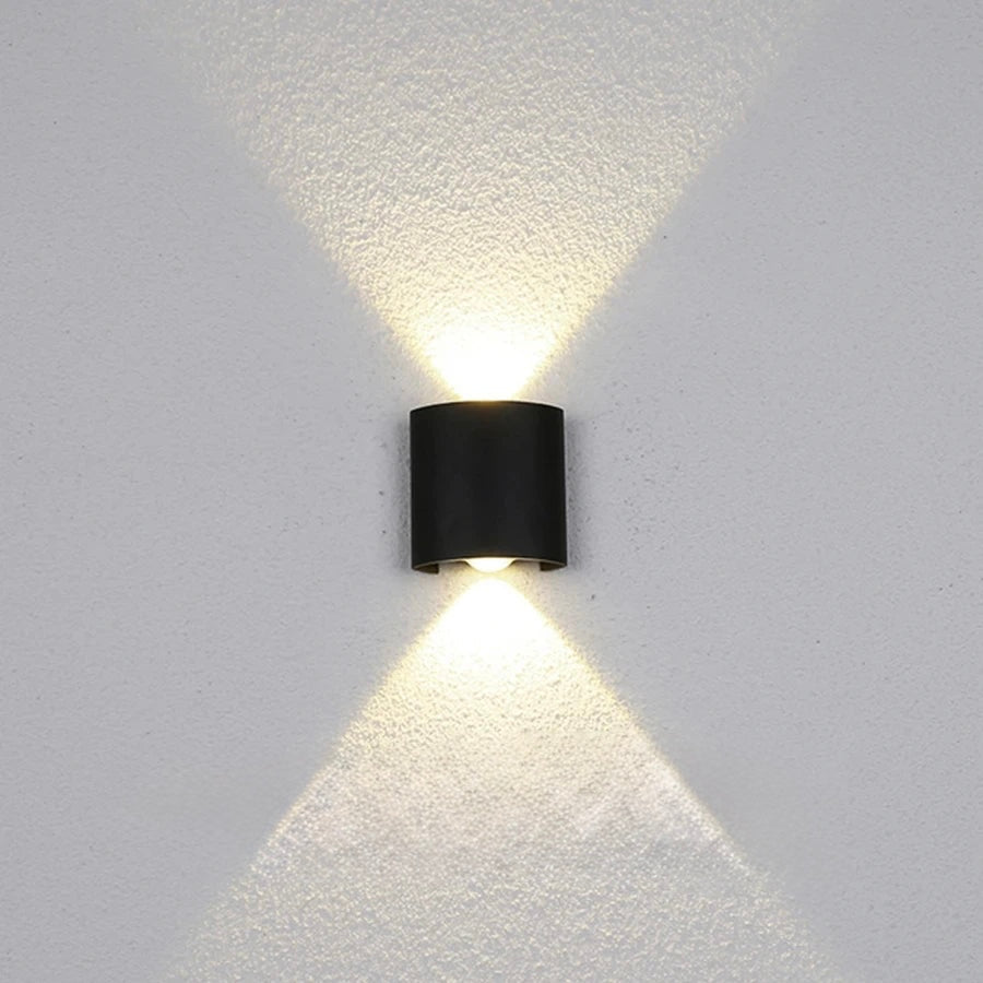 2W black LED wall light with size dimensions 80 x 80 x 35 mm
