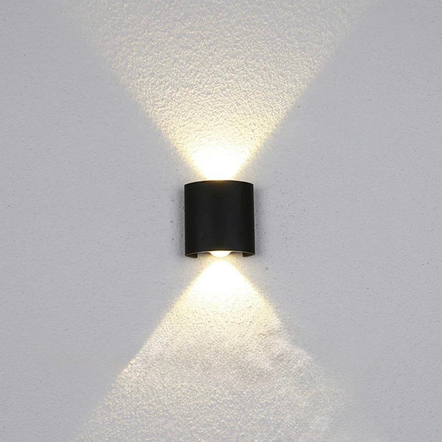 2W black LED wall light with size dimensions 80 x 80 x 35 mm