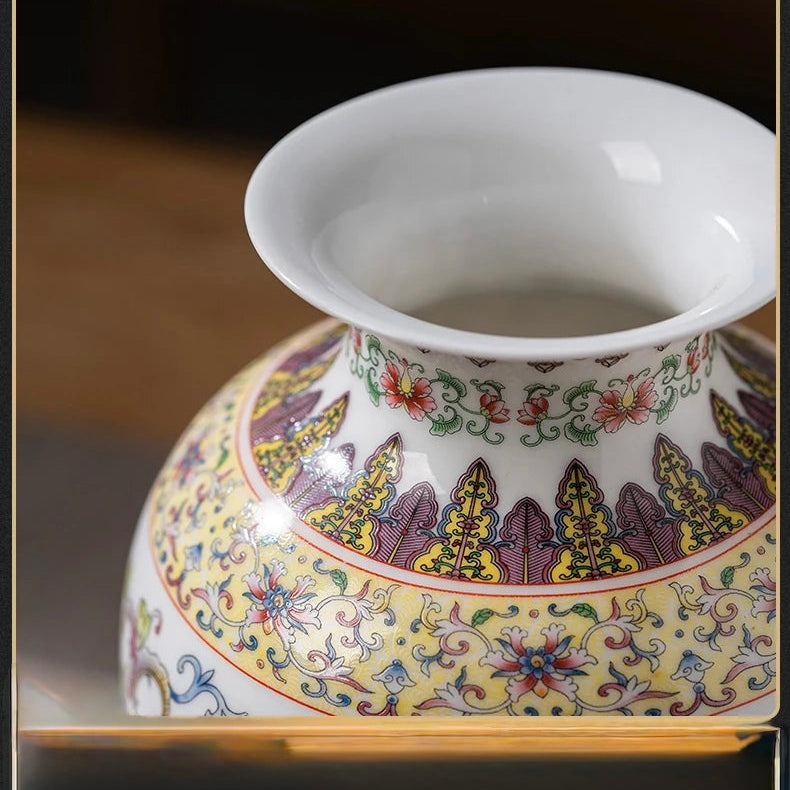 A flared neck of Chinese dragon vase