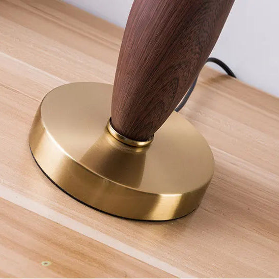 Gold-toned round base with wood-look lamp body detail