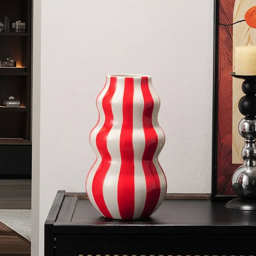 Nordic striped vase with red and white pattern on a black surface, with measurements indicated.