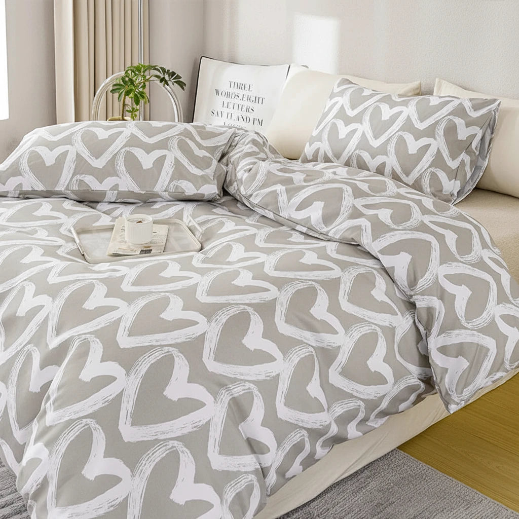 Bedding set with heart pattern on a bed, including duvet cover and pillowcases, with text indicating package contents.