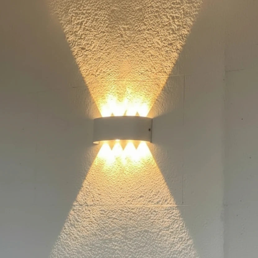 8W white LED wall light with size dimensions 220 x 80 x 45 mm